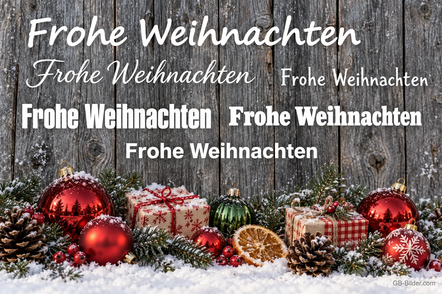 Rote Weihnachtskugeln, Geschenke und Zapfen im Schnee vor einer Holzwand, Text: Frohe Weihnachten
