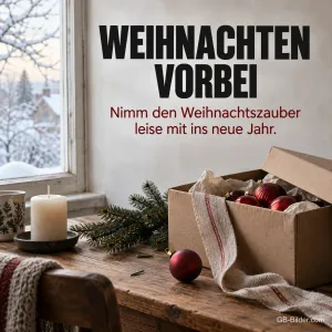 Kiste mit Christbaumkugeln am Winterfenster, Text: Weihnachten vorbei – Nimm den Weihnachtszauber leise mit ins neue Jahr.