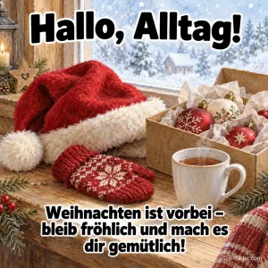 Weihnachtsmütze, Fäustlinge und Teetasse am Fenster, Text: Hallo, Alltag! Weihnachten ist vorbei