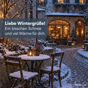 Verschneiter Café-Tisch mit Laterne vor beleuchtetem Steinhaus, Text: Liebe Wintergrüße! Ein bisschen Schnee und viel Wärme für dich.