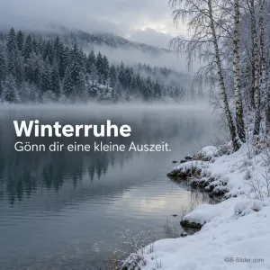 Stiller See mit verschneiten Birken und Nebel über dem Wald, Text: Winterruhe – Gönn dir eine kleine Auszeit.