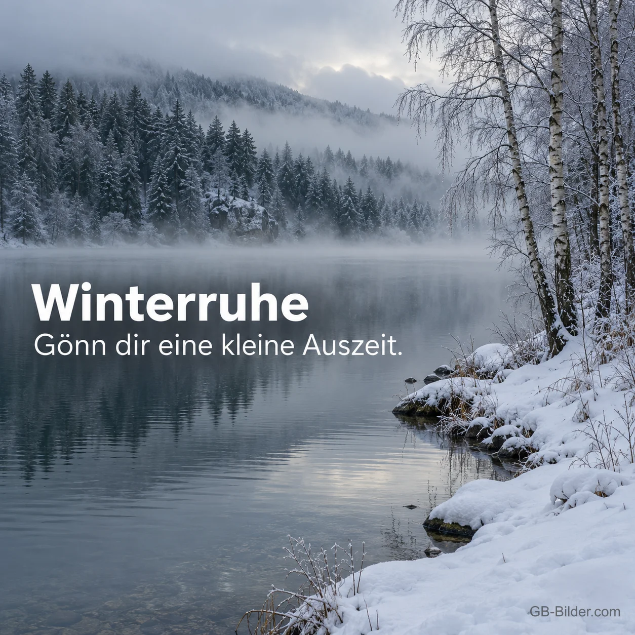 Stiller See mit verschneiten Birken und Nebel über dem Wald, Text: Winterruhe – Gönn dir eine kleine Auszeit. Stiller See mit verschneiten Birken und Nebel über dem Wald, Text: Winterruhe – Gönn dir eine kleine Auszeit.