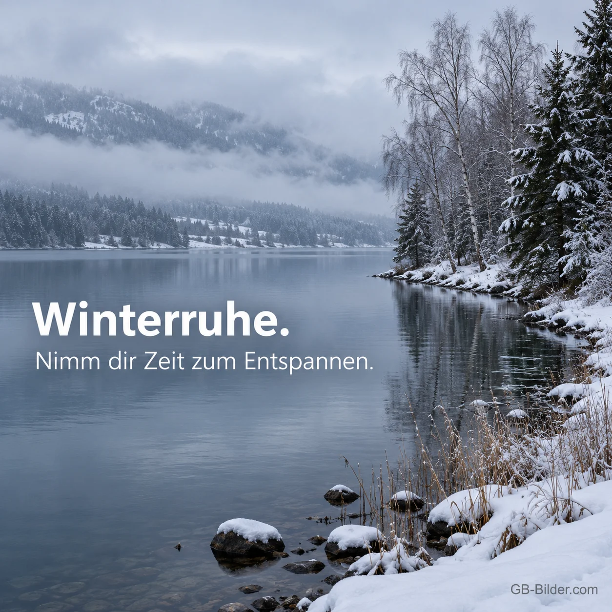 Stiller See mit verschneitem Ufer, Text: Winterruhe. Nimm dir Zeit zum Entspannen. Stiller See mit verschneitem Ufer, Text: Winterruhe. Nimm dir Zeit zum Entspannen.