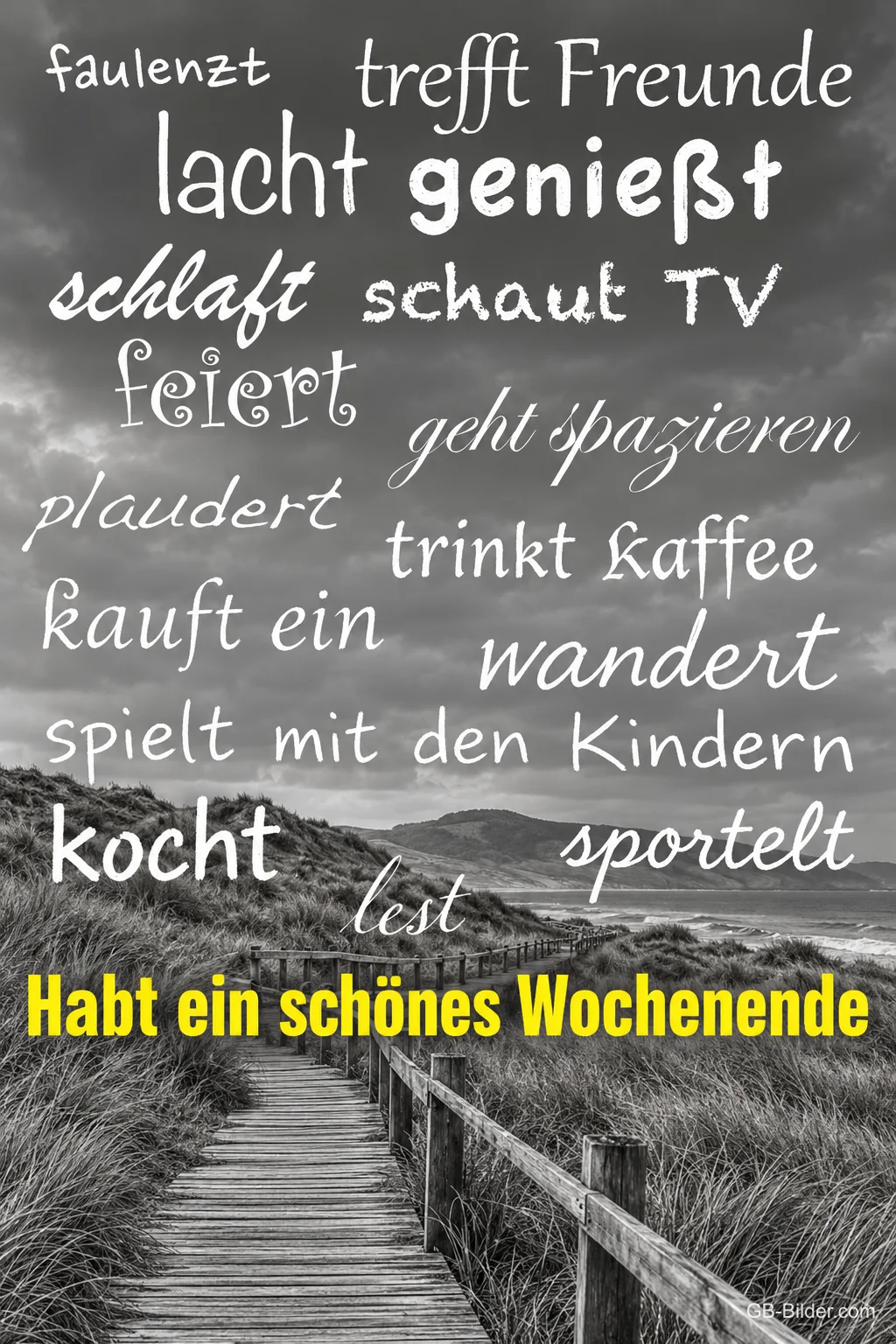 Holzsteg durch Dünen in Schwarz-Weiß mit vielen Wochenend-Wörtern, Text: faulenzt, trifft Freunde, lacht, genießt, schläft, schaut TV, feiert, geht spazieren, plaudert, trinkt Kaffee, kauft ein, wandert, spielt mit den Kindern, kocht, liest, sportelt – Habt ein schönes Wochenende