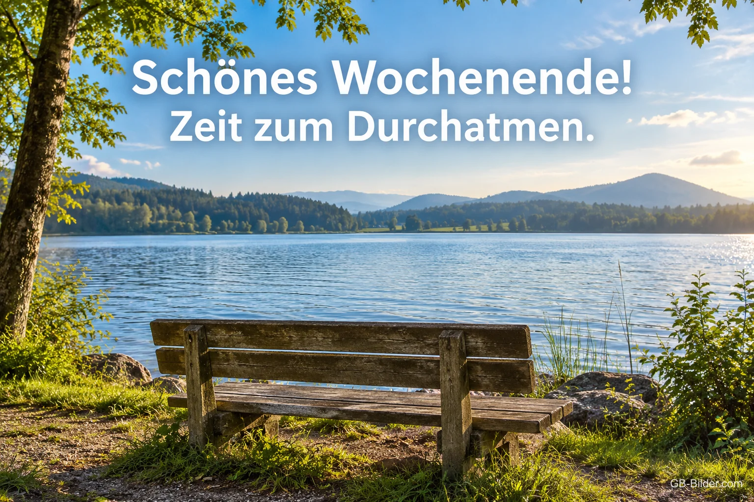 Holzbank am See, Text: Schönes Wochenende! Zeit zum Durchatmen.