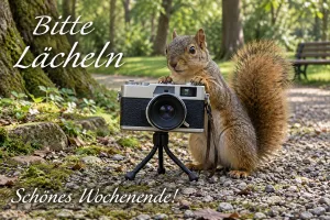 Eichhörnchen steht hinter einer alten Kamera auf einem Stativ im Park, Text: Bitte Lächeln – Schönes Wochenende!