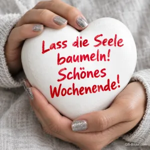Hände halten ein weißes Herz mit roter Schrift, Text: Lass die Seele baumeln! Schönes Wochenende!