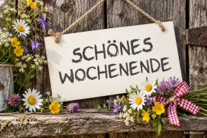 Holzschild mit Wiesenblumen, Text: SCHÖNES WOCHENENDE