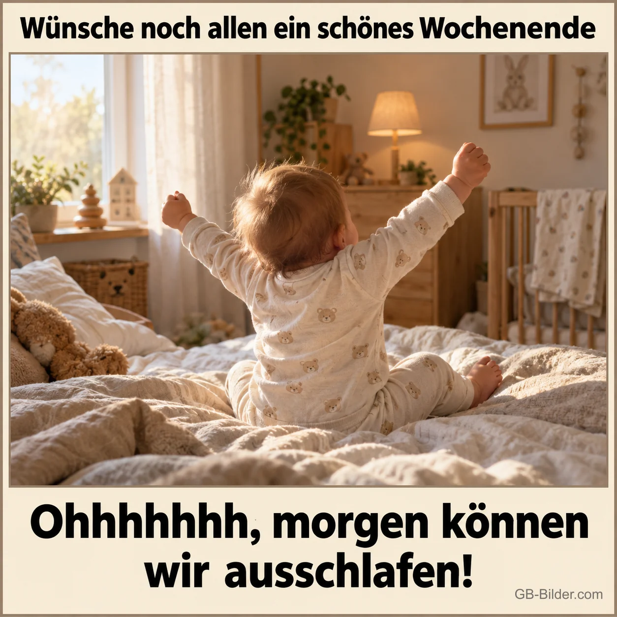 Jubelndes Baby im Bett, Text: Wünsche noch allen ein schönes Wochenende