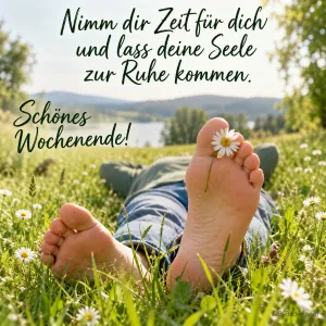 Füße mit Gänseblümchen zwischen den Zehen auf einer Wiese am See, Text: Nimm dir Zeit für dich und lass deine Seele zur Ruhe kommen. Schönes Wochenende!