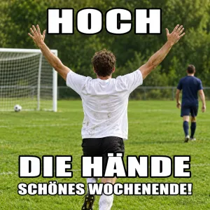 Jubelnder Fußballer auf dem Sportplatz, Text: Hoch die Hände – Schönes Wochenende!