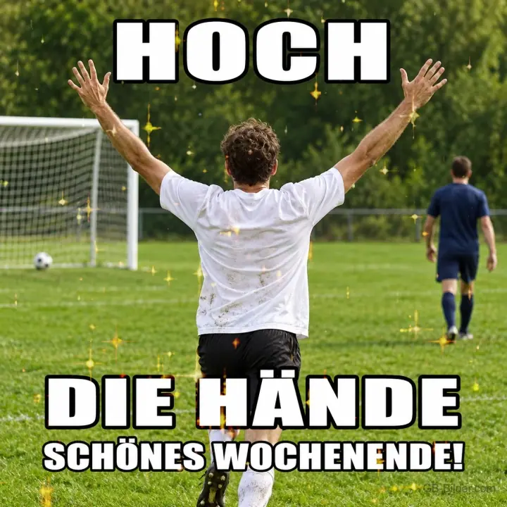 Jubelnder Fußballer auf dem Sportplatz, Text: Hoch die Hände – Schönes Wochenende!