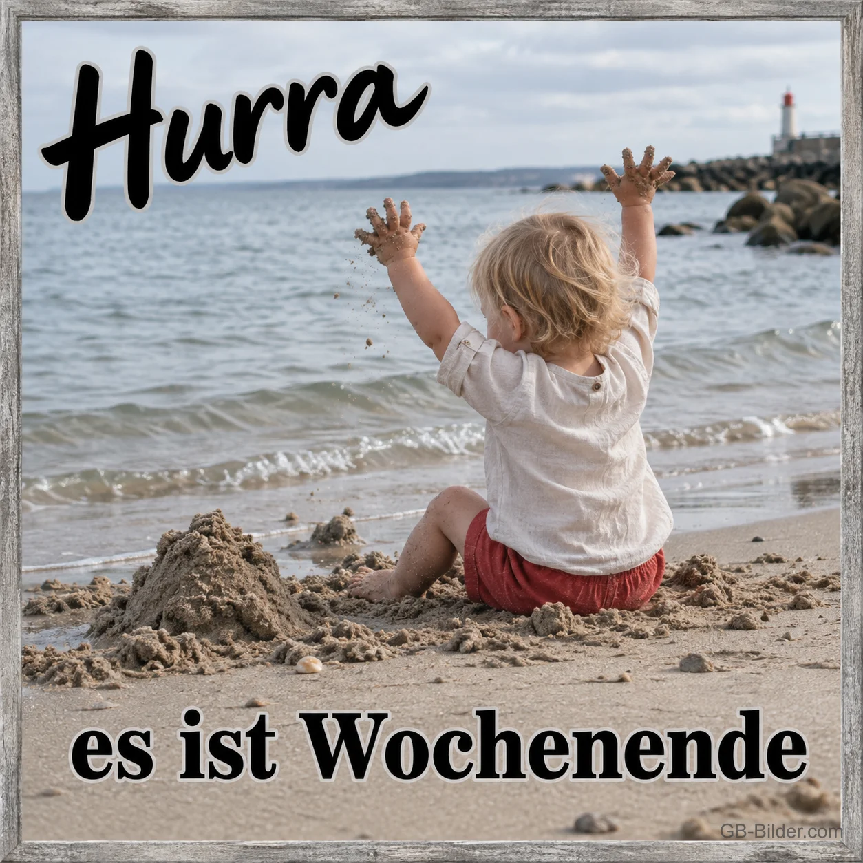 Kind im Sand am Meer, Text: Hurra es ist Wochenende