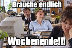 Erschöpfte Kollegen sitzen gelangweilt an Schreibtischen im Büro, Text: Brauche endlich Wochenende!!!
