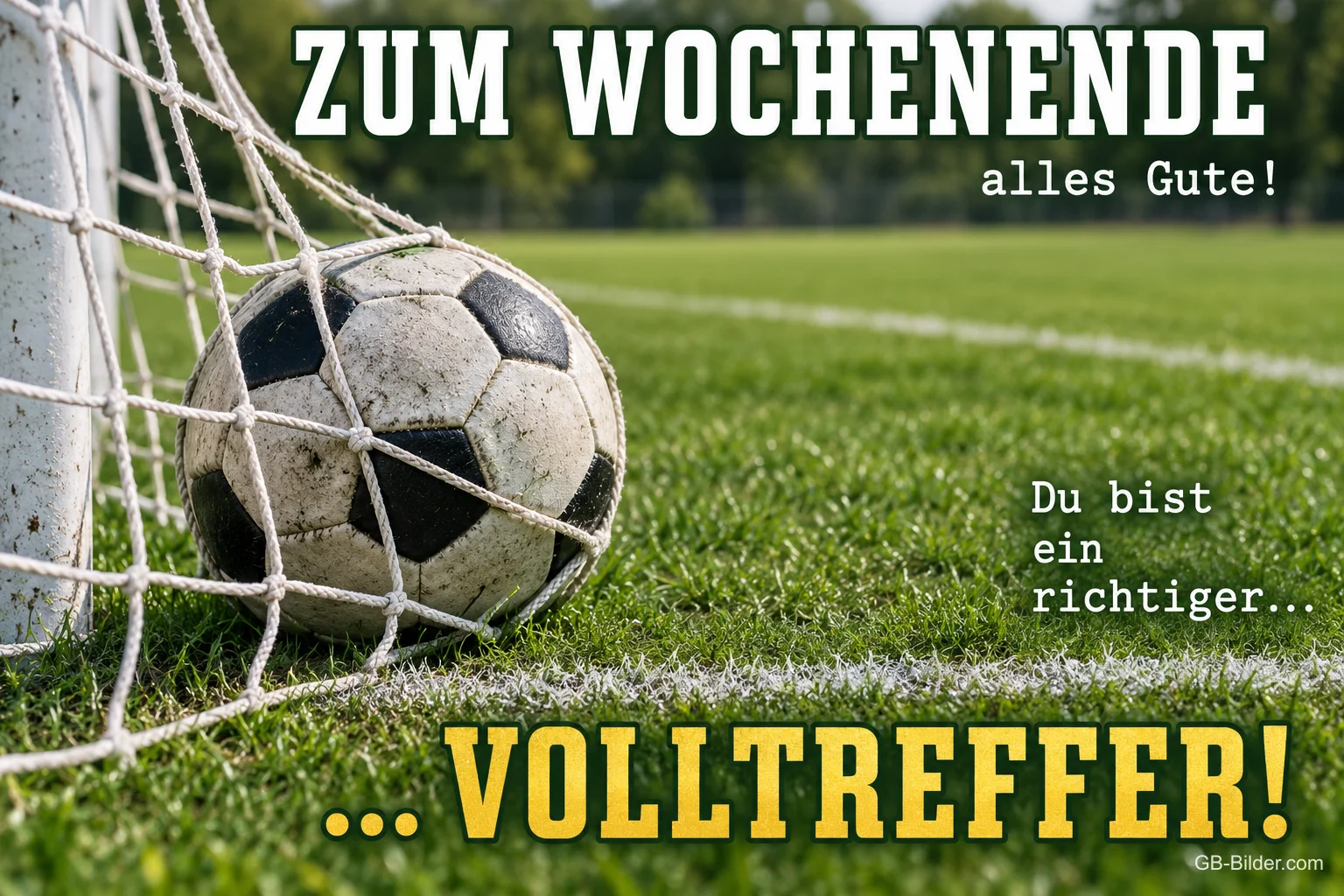 Fußball im Tornetz auf einem Rasenplatz, Text: Zum Wochenende alles Gute! Du bist ein richtiger… Volltreffer!