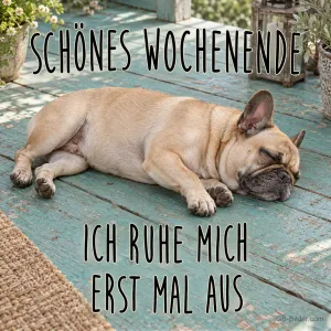Französische Bulldogge schläft auf einer Holzveranda, Text: Schönes Wochenende – Ich ruhe mich erst mal aus