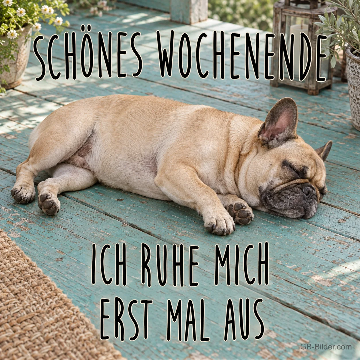Französische Bulldogge schläft auf einer Holzveranda, Text: Schönes Wochenende – Ich ruhe mich erst mal aus