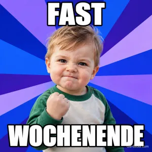 Kleinkind im grün-weißen Shirt ballt siegessicher die Faust, Text: FAST WOCHENENDE