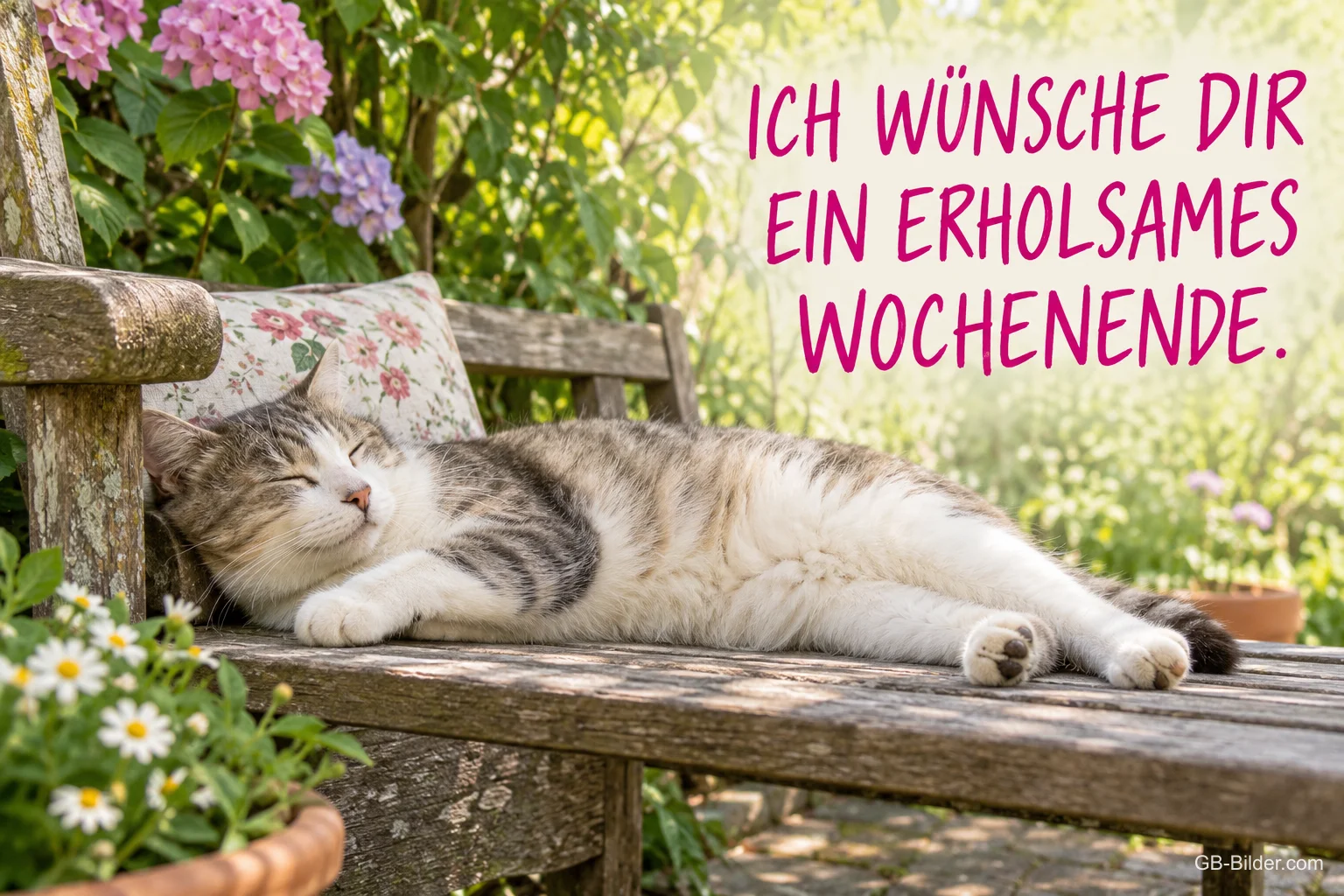Getigerte Katze schläft auf einer Gartenbank zwischen Blumen, Text: ICH WÜNSCHE DIR EIN ERHOLSAMES WOCHENENDE.