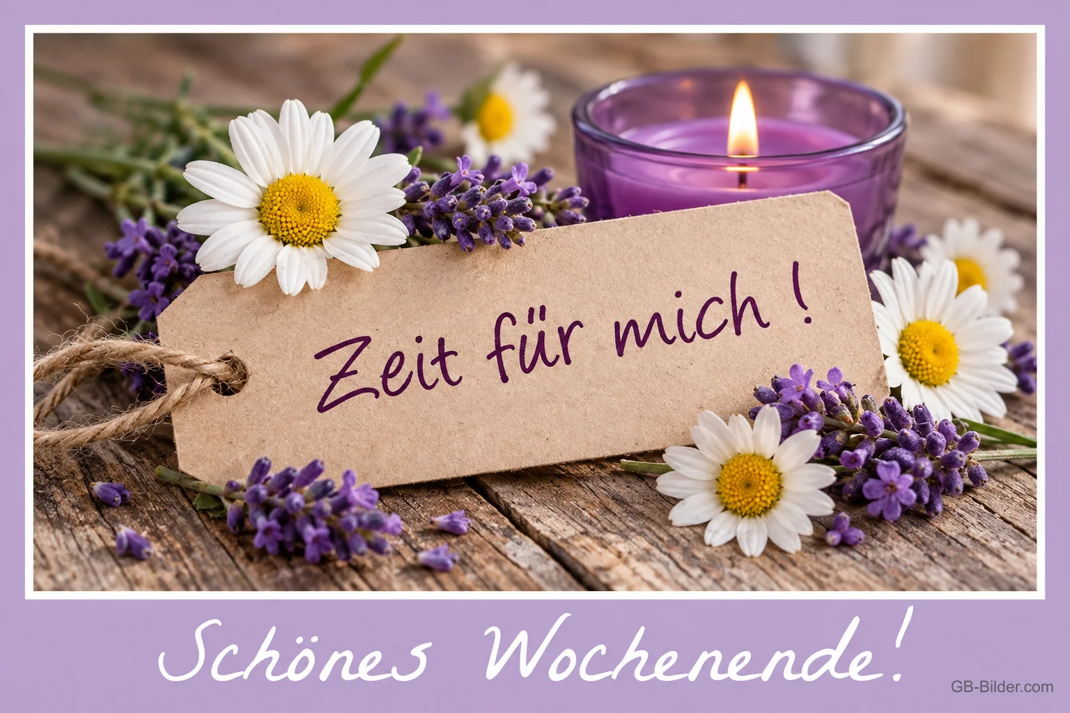 Papieranhänger zwischen Margeriten, Lavendel und lila Kerze, Text: Zeit für mich! Schönes Wochenende!