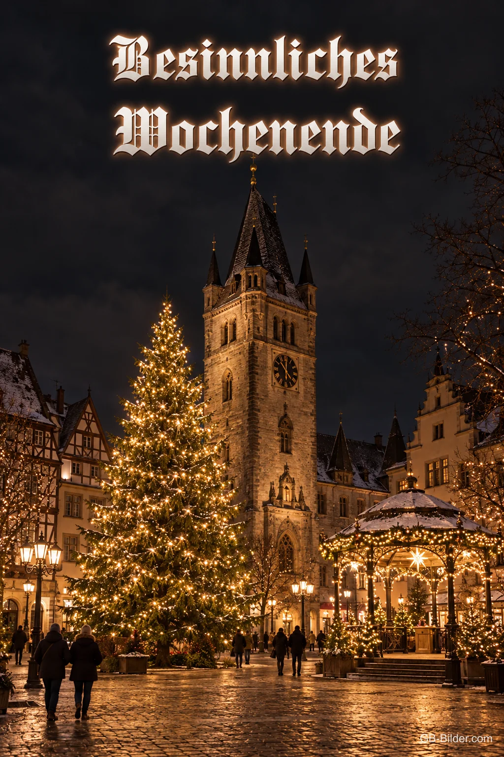 Beleuchteter Weihnachtsbaum vor einem Rathaus bei Nacht, Text: Besinnliches Wochenende