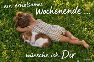 Kind schläft mit einem Welpen im Gras, Text: ein erholsames Wochenende … wünsche ich Dir