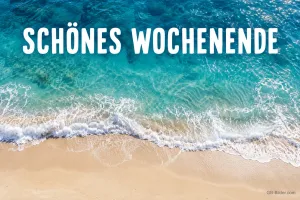 Türkises Meer mit Wellen am Sandstrand, Text: SCHÖNES WOCHENENDE