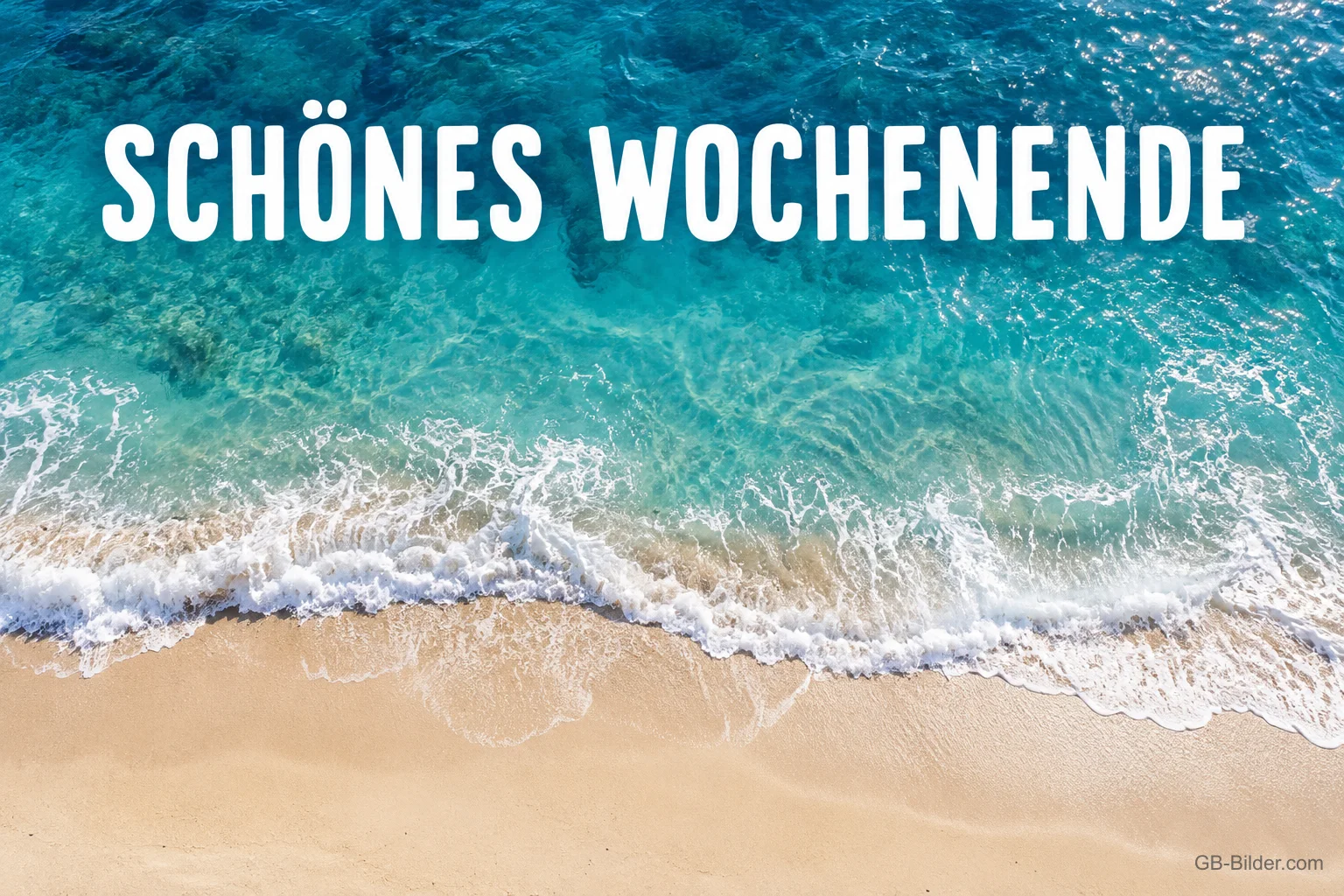 Türkises Meer mit Wellen am Sandstrand, Text: SCHÖNES WOCHENENDE