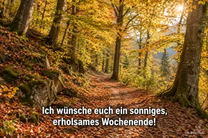 Sonniger Waldweg durch buntes Herbstlaub, Text: Ich wünsche euch ein sonniges, erholsames Wochenende!