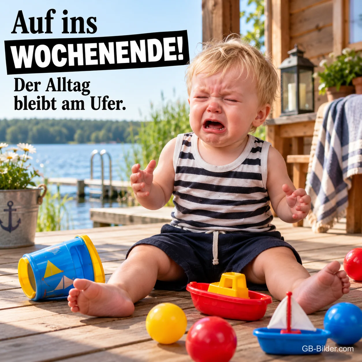 Weinendes Kleinkind im Ringelshirt sitzt mit Spielzeugbooten auf einem Steg am See, Text: Auf ins WOCHENENDE! Der Alltag bleibt am Ufer.