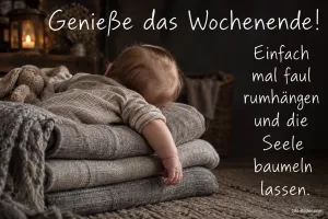 Baby liegt schlafend auf einem Stapel Decken, Text: Genieße das Wochenende! Einfach mal faul rumhängen und die Seele baumeln lassen.