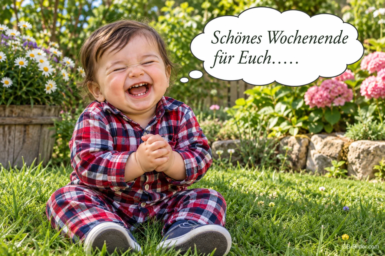 Kleinkind im karierten Hemd lacht und reibt sich die Hände auf der Wiese, Text: Schönes Wochenende für Euch……