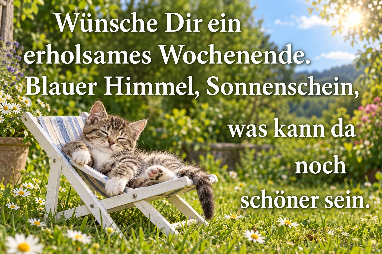 Kätzchen liegt entspannt in einem Liegestuhl auf der Wiese, Text: Wünsche Dir ein erholsames Wochenende. Blauer Himmel, Sonnenschein, was kann da noch schöner sein.