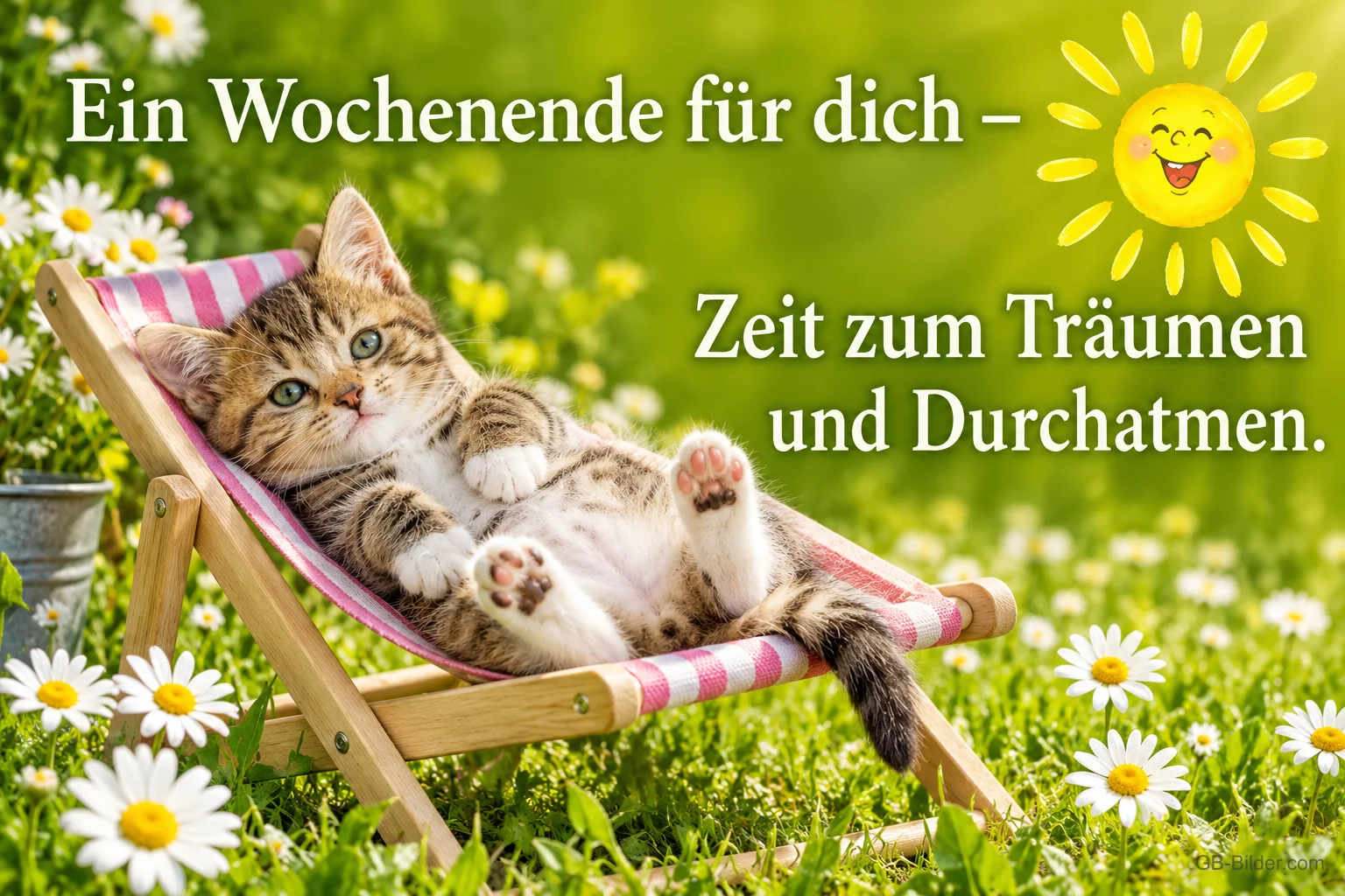 Getigertes Kätzchen liegt entspannt im Liegestuhl zwischen Margeriten, Text: Ein Wochenende für dich – Zeit zum Träumen und Durchatmen.