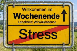 Gelbes Ortsschild: Willkommen im Wochenende, Stress durchgestrichen