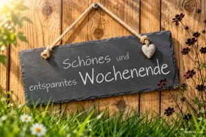 Schiefertafel am Holzzaun, Text: Schönes und entspanntes Wochenende
