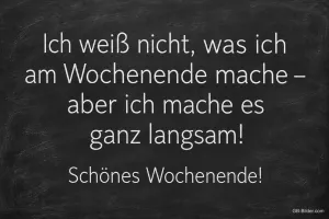 Weiße Schrift auf Kreidetafel, Text: Ich weiß nicht, was ich am Wochenende mache – aber ich mache es ganz langsam! Schönes Wochenende!