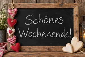 Kreidetafel mit Stoffherzen, Text: Schönes Wochenende!