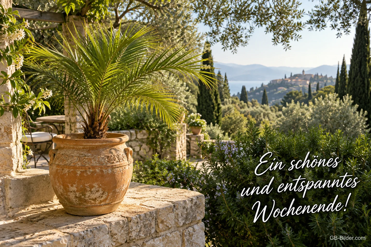 Palme im Terrakottatopf über einem mediterranen Dorf, Text: Ein schönes und entspanntes Wochenende!