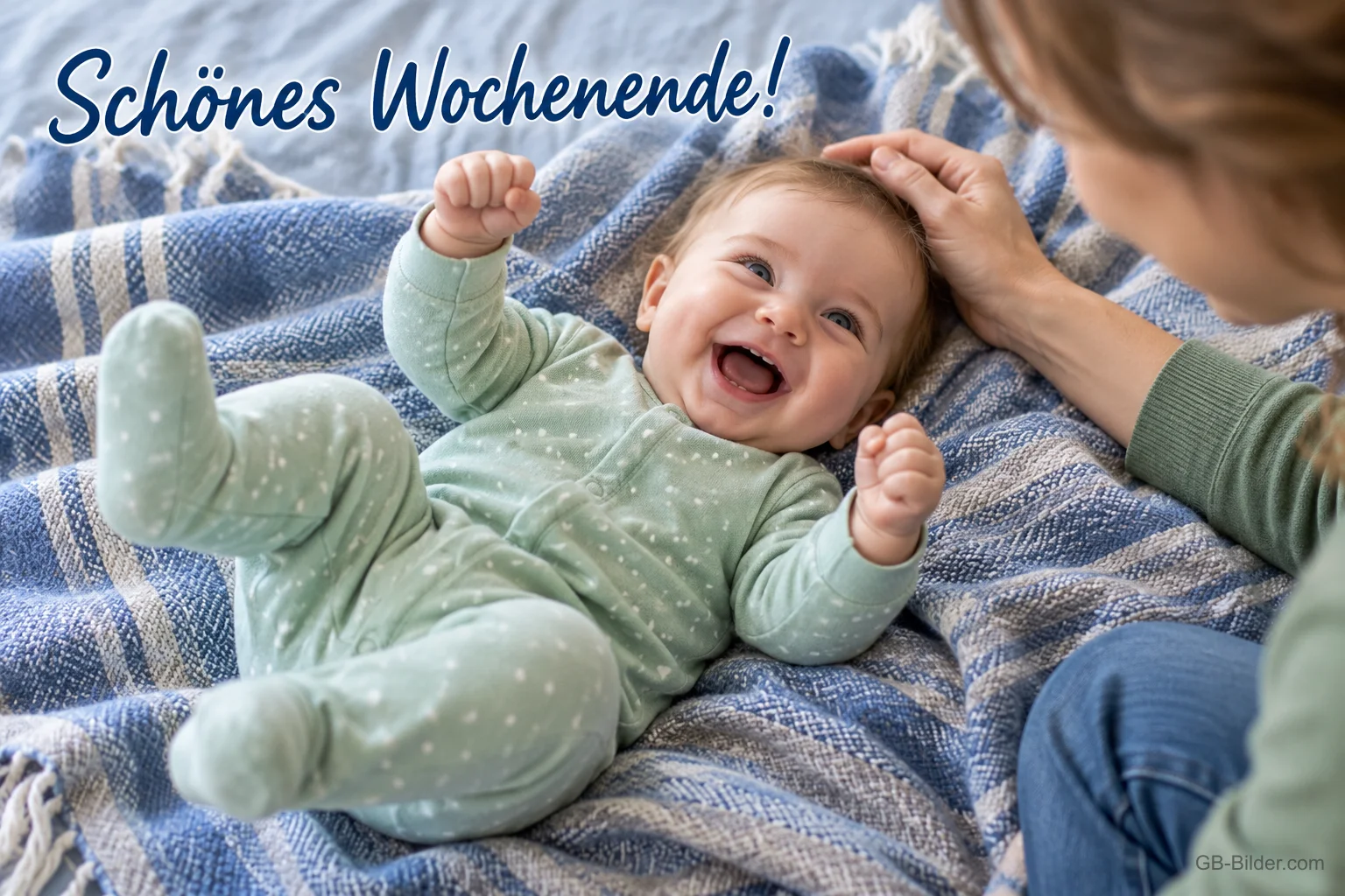Lachendes Baby im Strampler auf einer gestreiften Decke, eine Hand streichelt seinen Kopf, Text: Schönes Wochenende!
