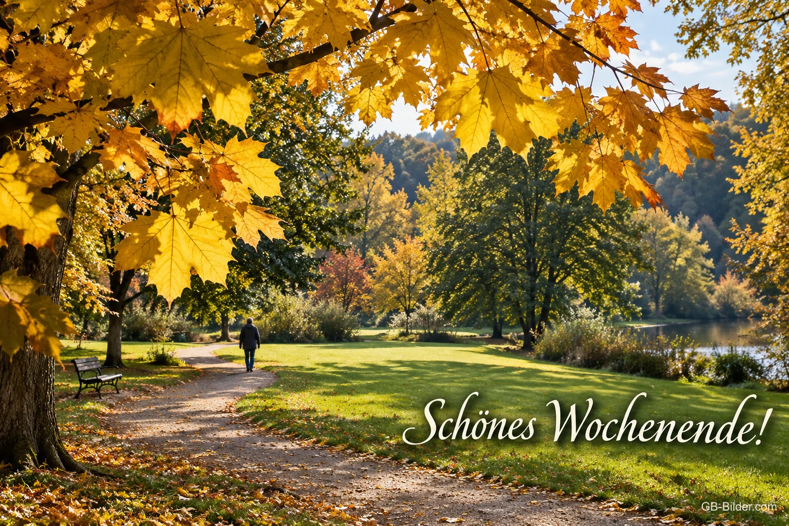 Gelbes Ahornlaub über einem Parkweg, Text: Schönes Wochenende!