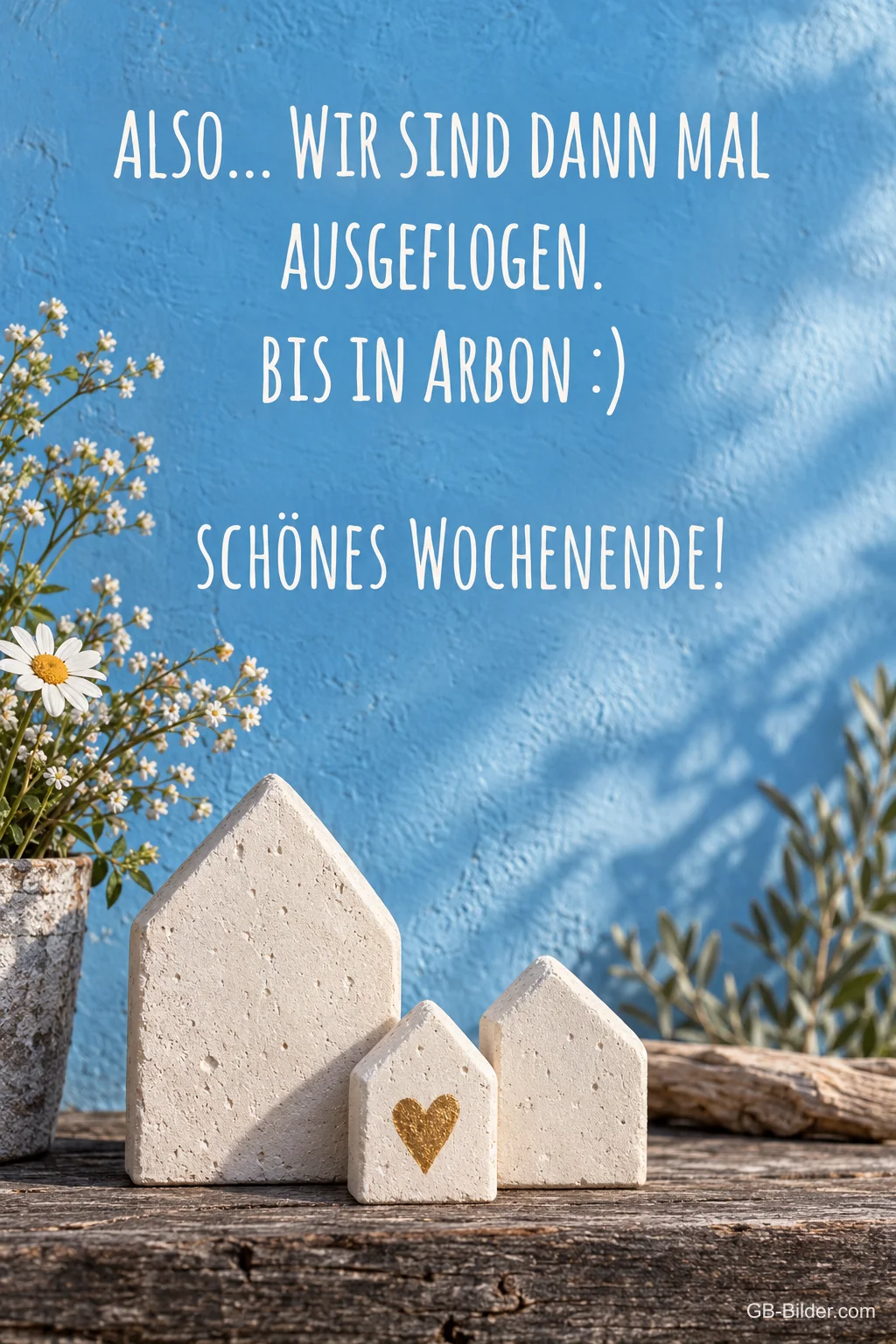 Betonhäuschen vor blauer Wand, Text: Wir sind dann mal ausgeflogen, Schönes Wochenende!