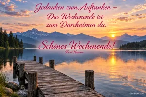 Holzsteg am Bergsee im Sonnenuntergang, Text: Gedanken zum Auftanken, Schönes Wochenende! – Knut Hansen