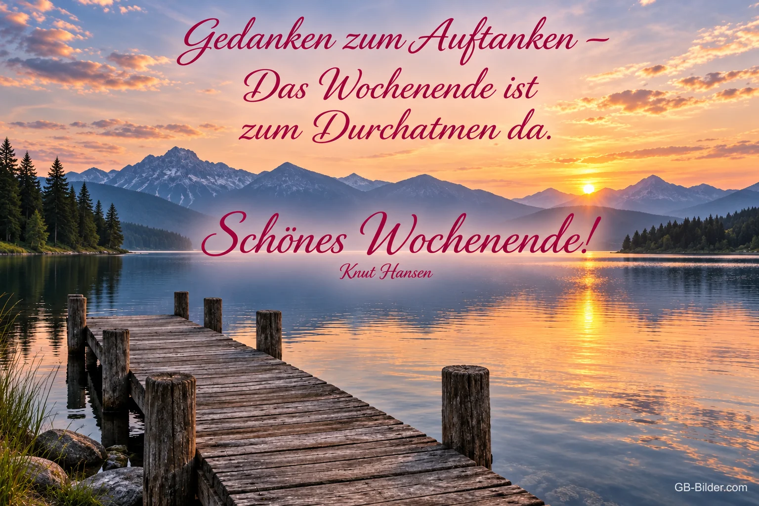 Holzsteg am Bergsee im Sonnenuntergang, Text: Gedanken zum Auftanken, Schönes Wochenende! – Knut Hansen