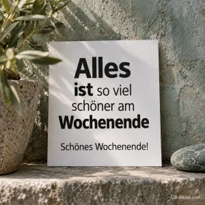 Weiße Karte an einer sonnigen Mauer, Text: Alles ist so viel schöner am Wochenende