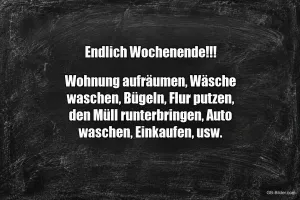 Weiße Schrift auf schwarzer Kreidetafel, Text: Endlich Wochenende!!! Wohnung aufräumen, Wäsche waschen, Bügeln, Flur putzen, den Müll runterbringen, Auto waschen, Einkaufen, usw.