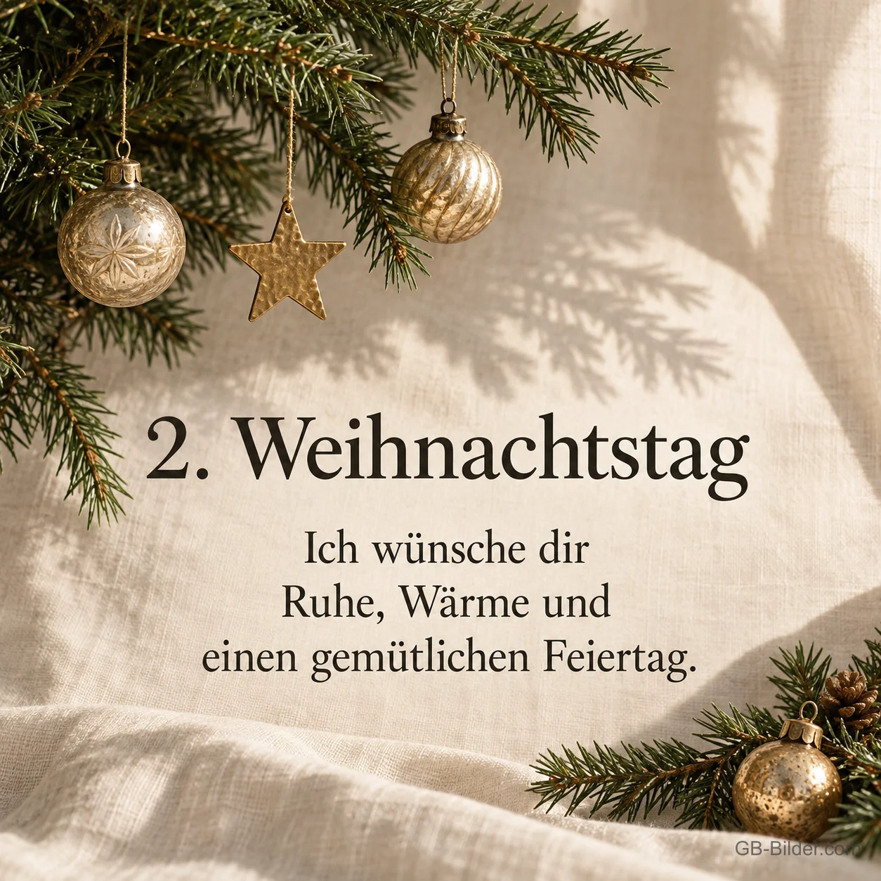 Goldene Christbaumkugeln an Tannenzweigen, Text: 2. Weihnachtstag – Ich wünsche dir Ruhe und Wärme Goldene Christbaumkugeln an Tannenzweigen, Text: 2. Weihnachtstag – Ich wünsche dir Ruhe und Wärme